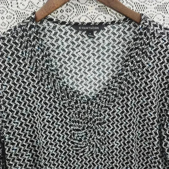 41 Hawthorn printed v neck details 3/4 sleeve Stretched blouse M - Picture 3 of 8